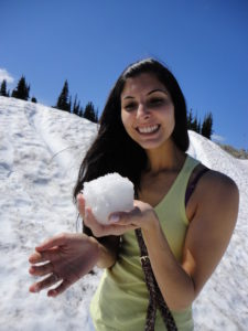 Carol segurando uma bola de neve